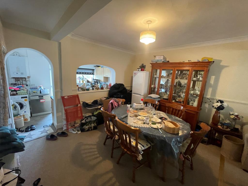 Lot: 58 - FOUR-BEDROOM HOUSE FOR INVESTMENT - Dining area with access to kitchen